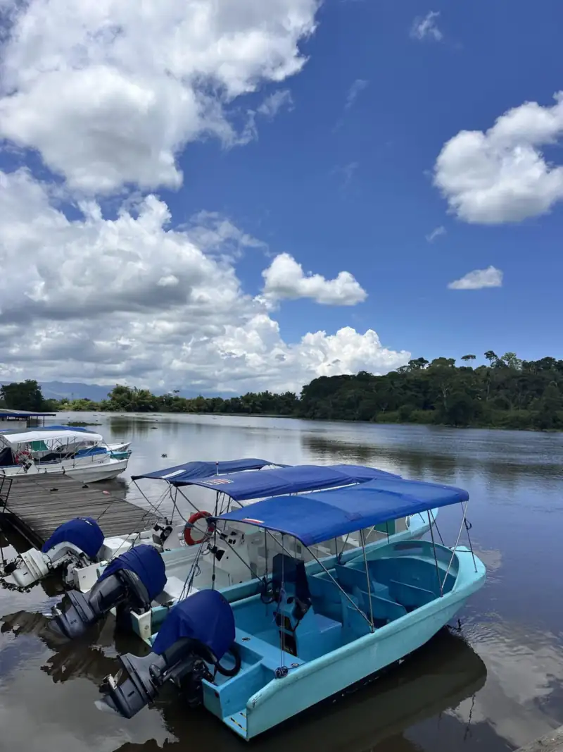 Un bote turquesa en un río del sur de Osa