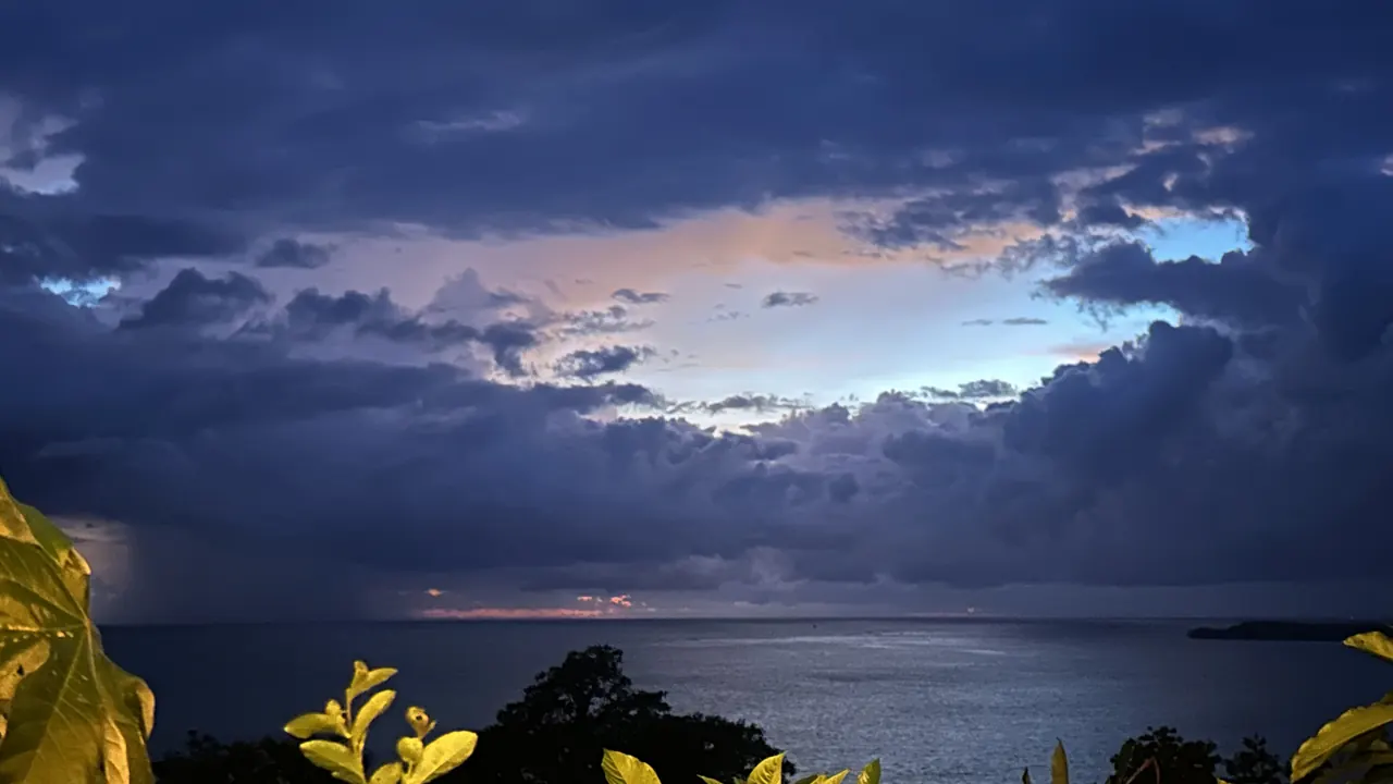 Nubes de tormenta y atardecer sobre el Pacífico sur