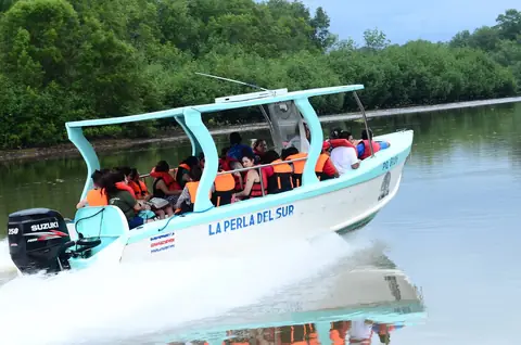Un bote en el río Sierpe