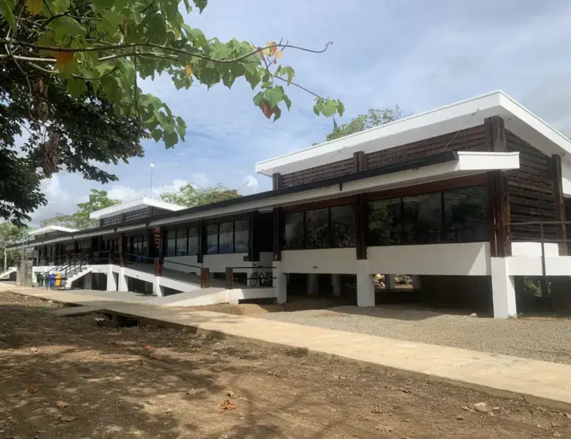 El centro de visitantes moderno del sitio arqueológico Finca 6