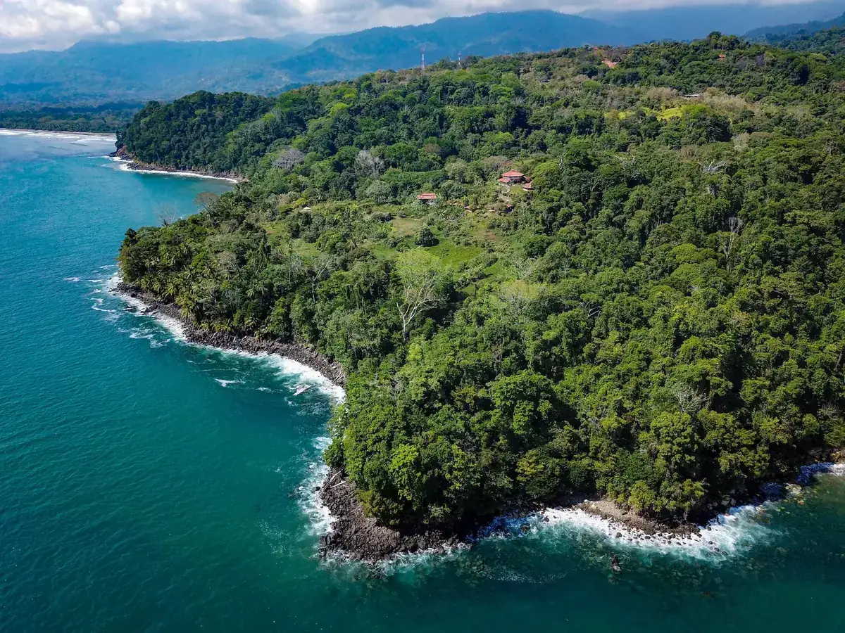 Vista aérea de la costa boscosa de Costa Ballena cerca de Uvita