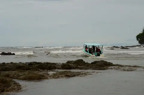 Un bote de tour desembarcando en la playa cerca de Bahía Drake