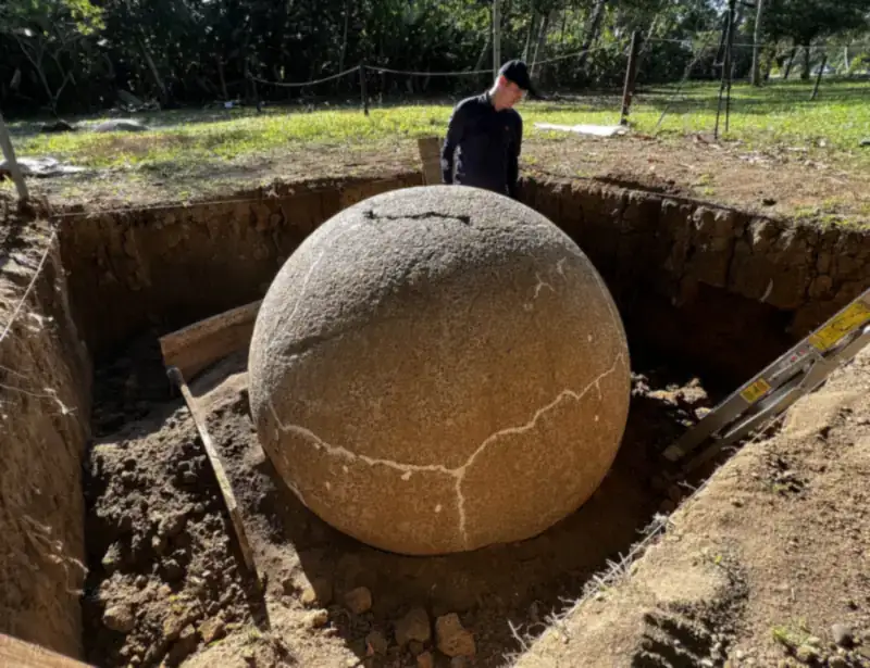 Una esfera de piedra precolombina grande descubierta en una excavación en Finca 6