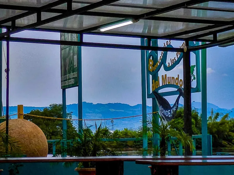 Terraza con una esfera de piedra y vista a las montañas en Sierpe